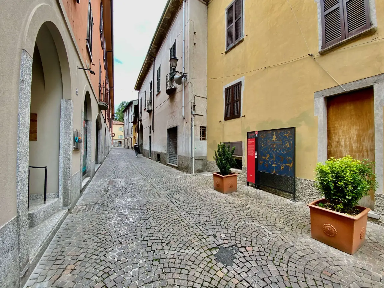 Negozio in Via Conte Camillo Benso di Cavour 8, Oggiono, {3} - Foto 1