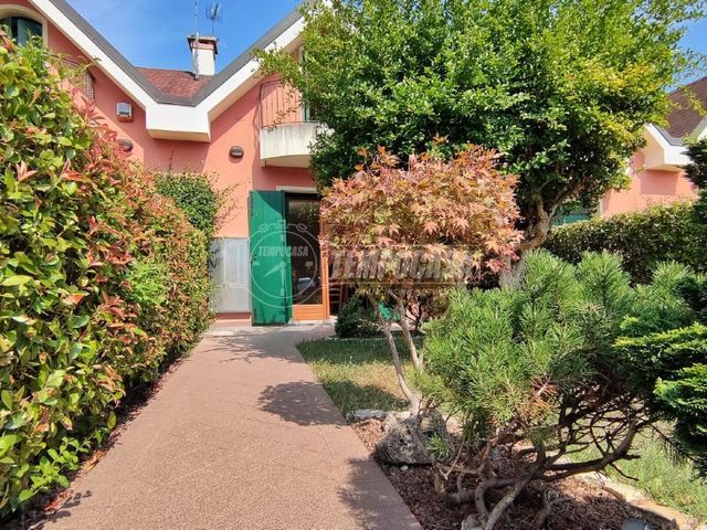 Terraced house in {3}, - Photo 1