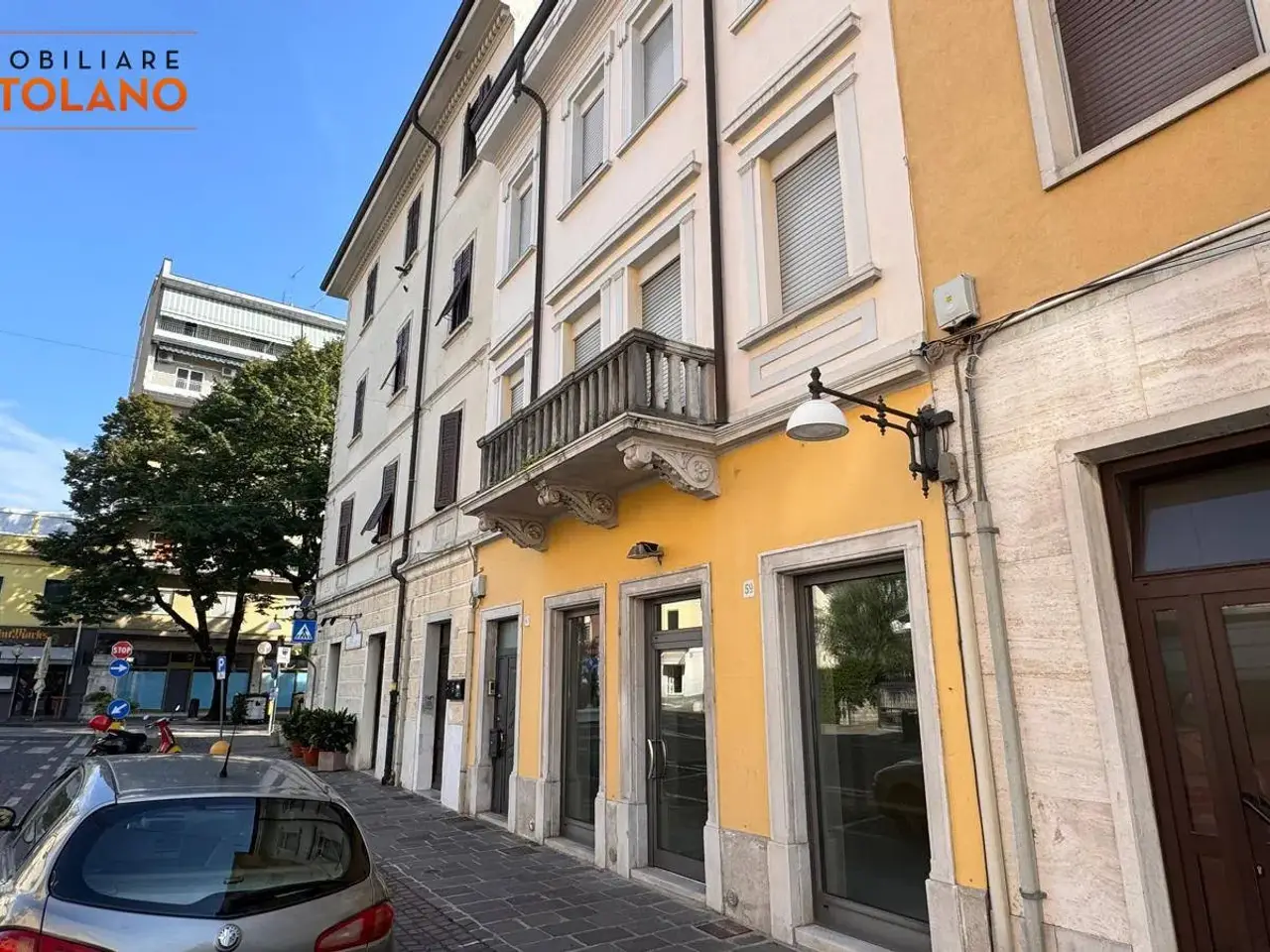 Negozio in Corso del Popolo 59, Monfalcone, {3} - Foto 1