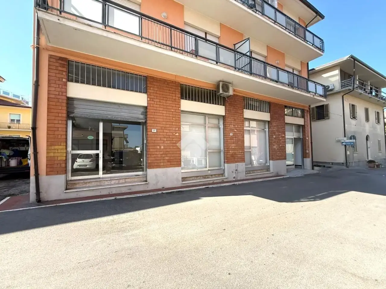 Negozio in Via Borgo Nuovo 57, Mosciano Sant'Angelo, {3} - Foto 1