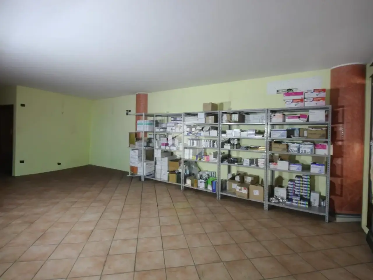Negozio in Via Antonio Tadini 1, Romano Di Lombardia, {3} - Foto 1
