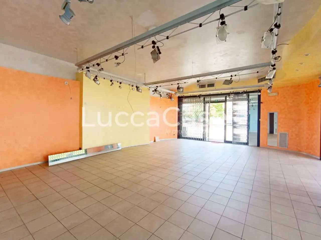 Locale commerciale in , Lucca, {3} - Foto 2