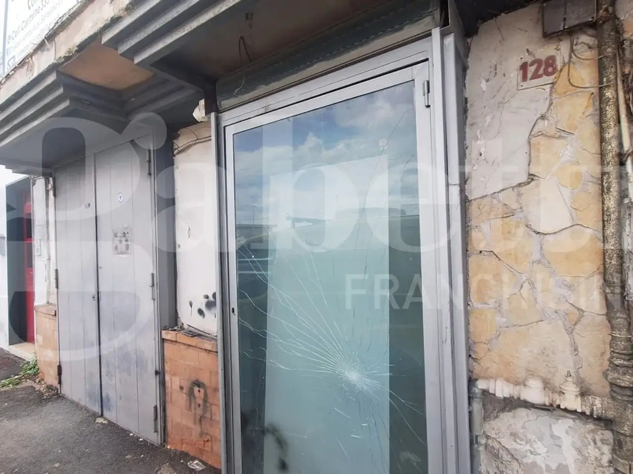 Negozio in Viale Comandante Umberto Maddalena, Napoli, {3} - Foto 1