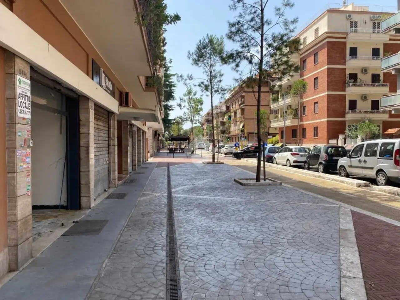 Negozio in Viale Appio Claudio 244, Roma, {3} - Foto 1