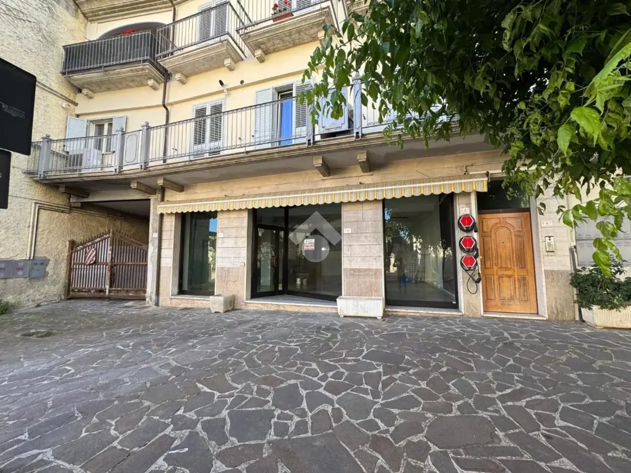 Negozio in Piazza Decio Rubini 4, Nereto, {3} - Foto 1