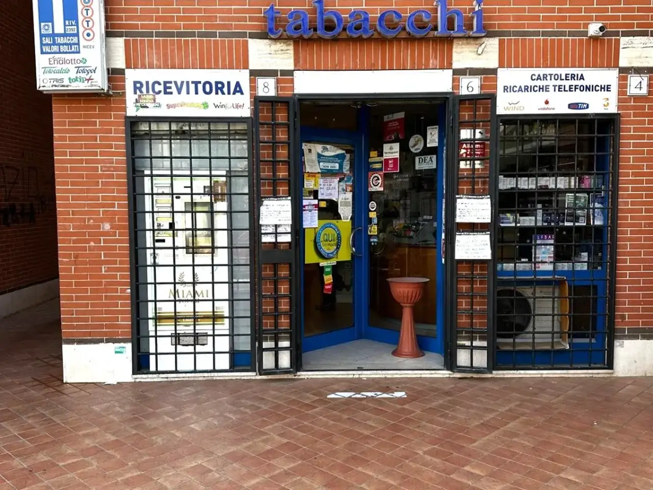 Negozio in Largo Ludovico Quaroni 36, Roma, {3} - Foto 1