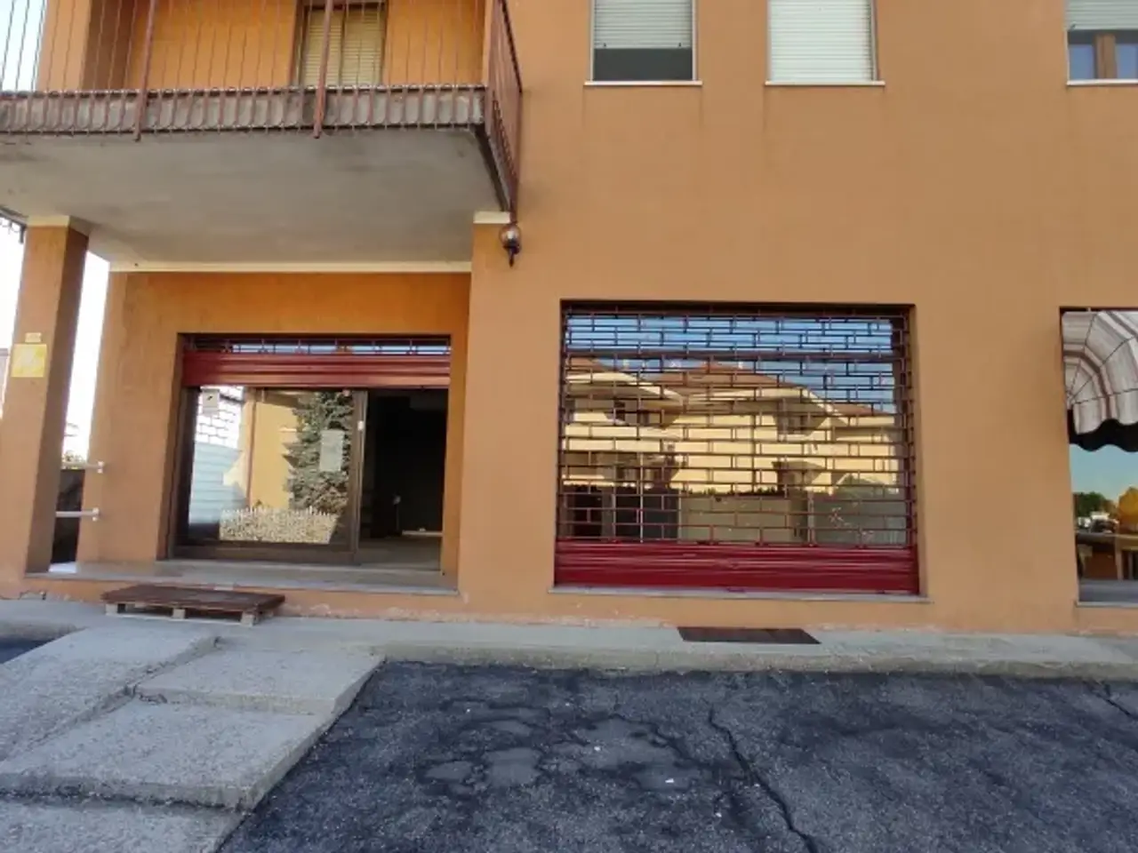 Esercizio commerciale in Lumellogno (Capolinea), Via Ludovico Antonio Muratori, Lumellogno, Novara, Piemonte, Italia, Novara, {3} - Foto 2