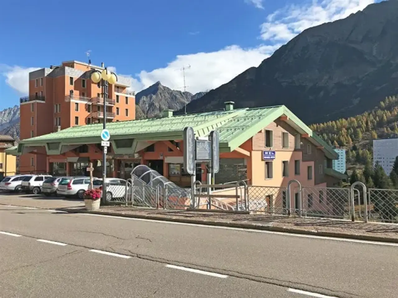 Negozio in Via Case Sparse del Tonale 100, Ponte Di Legno, {3} - Foto 1