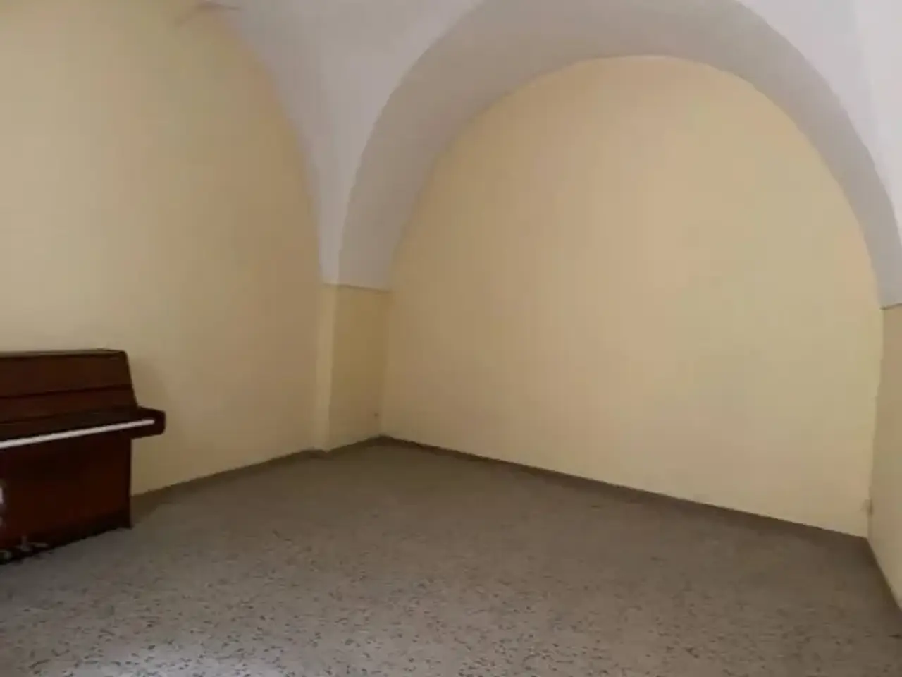 Negozio in Via Alcide De Gasperi, Gravina In Puglia, {3} - Foto 1