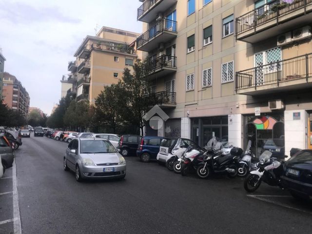 Negozio in Via Luchino dal Verme 179, Roma - Foto 1