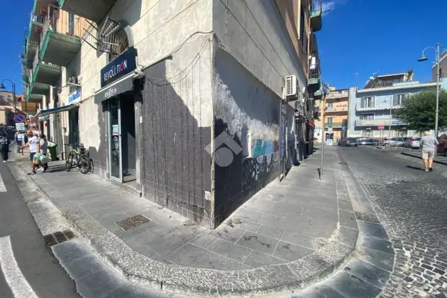 Geschäft in Via Giacomo Matteotti 53, Pozzuoli - Foto 1