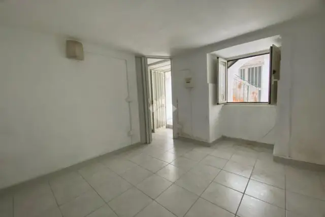 Einzimmerwohnung in Via Ss. Giovanni E Paolo 26, Napoli - Foto 1