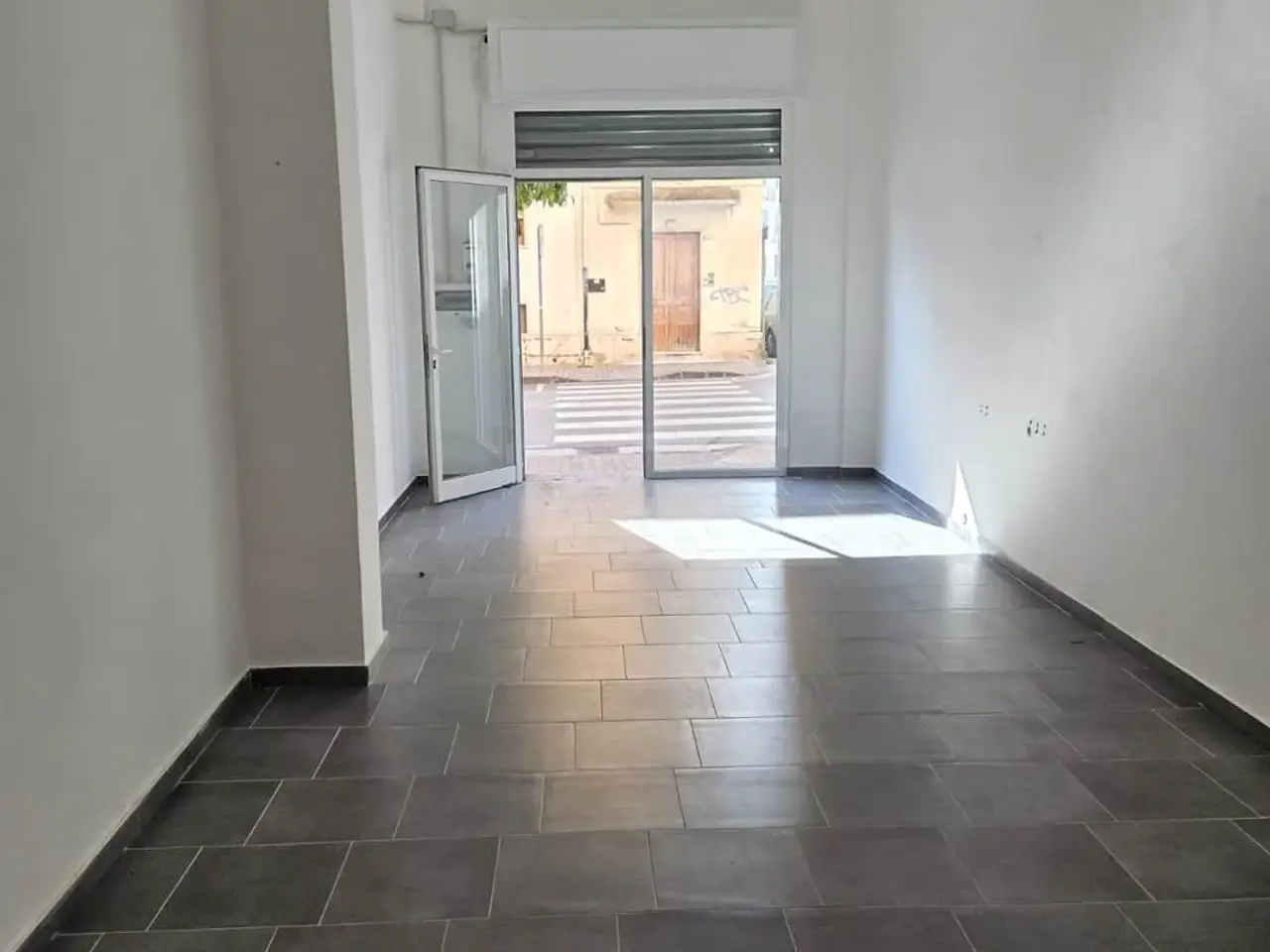 Negozio in Via Gonzaga, Battipaglia, {3} - Foto 2