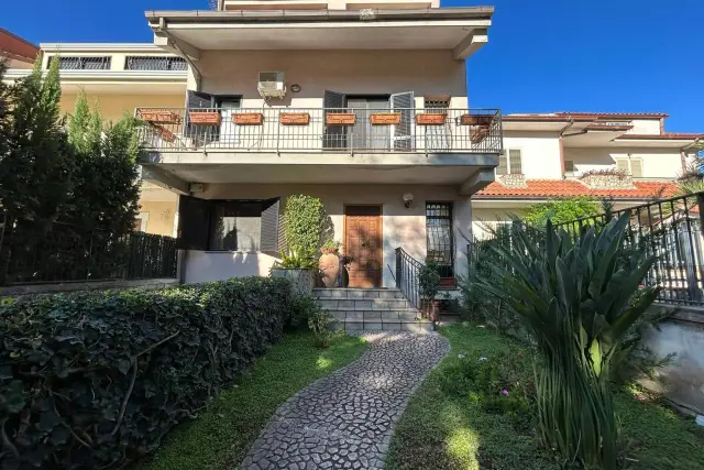 Villa in Via Martiri di Caiazzo 26, Caserta - Foto 1