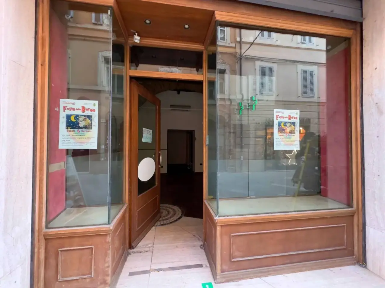 Locale commerciale in Indirizzo Corso Traiano Boccalini 18, Loreto, {3} - Foto 2