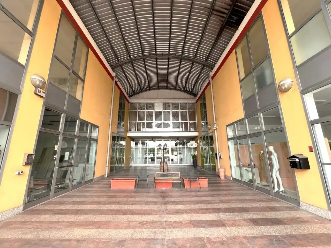 Negozio in Viale Milano 42, Montecchio Maggiore, {3} - Foto 1