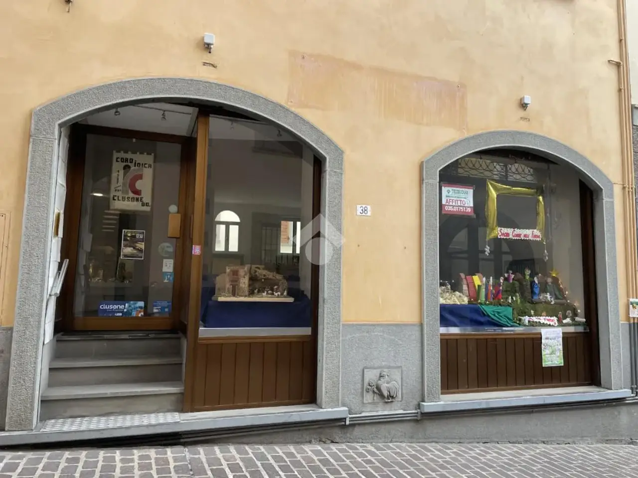 Negozio in Piazza Marinoni 38, Clusone, {3} - Foto 1