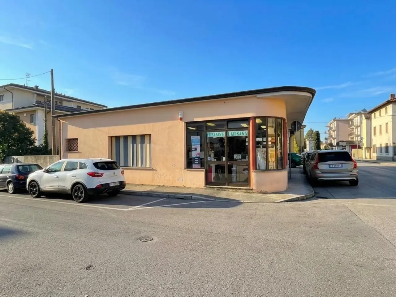 Locale commerciale in Via Guglielmo Marconi 58, Latisana, {3} - Foto 1