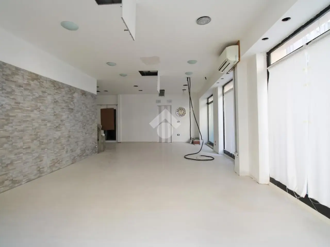 Negozio in Via Igino Simboli 10, Recanati, {3} - Foto 1