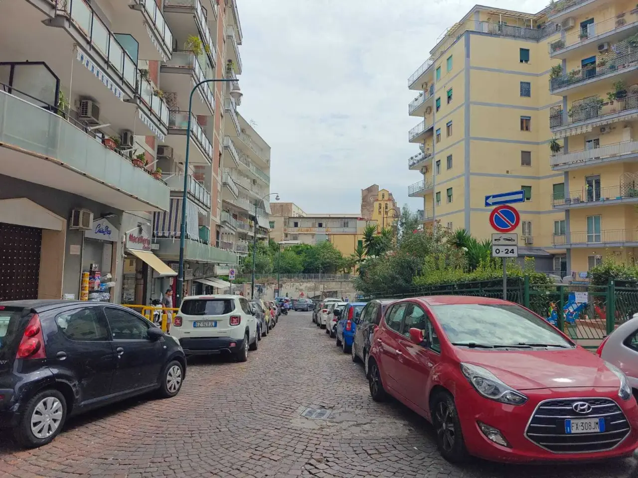 Negozio in Via Giacinto Gigante 14, Napoli, {3} - Foto 2