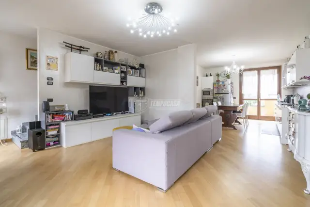 4-room flat in Via Monte Bisbino, Caronno Pertusella - Photo 1