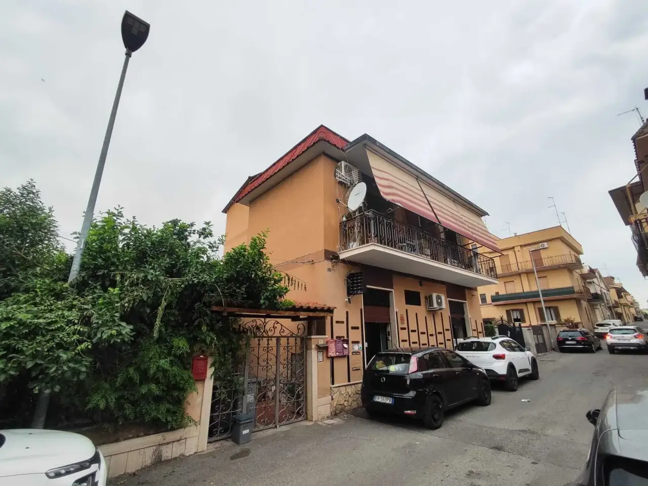 Palazzina commerciale in Via Luciano Manara 7, Guidonia Montecelio, {3} - Foto 1