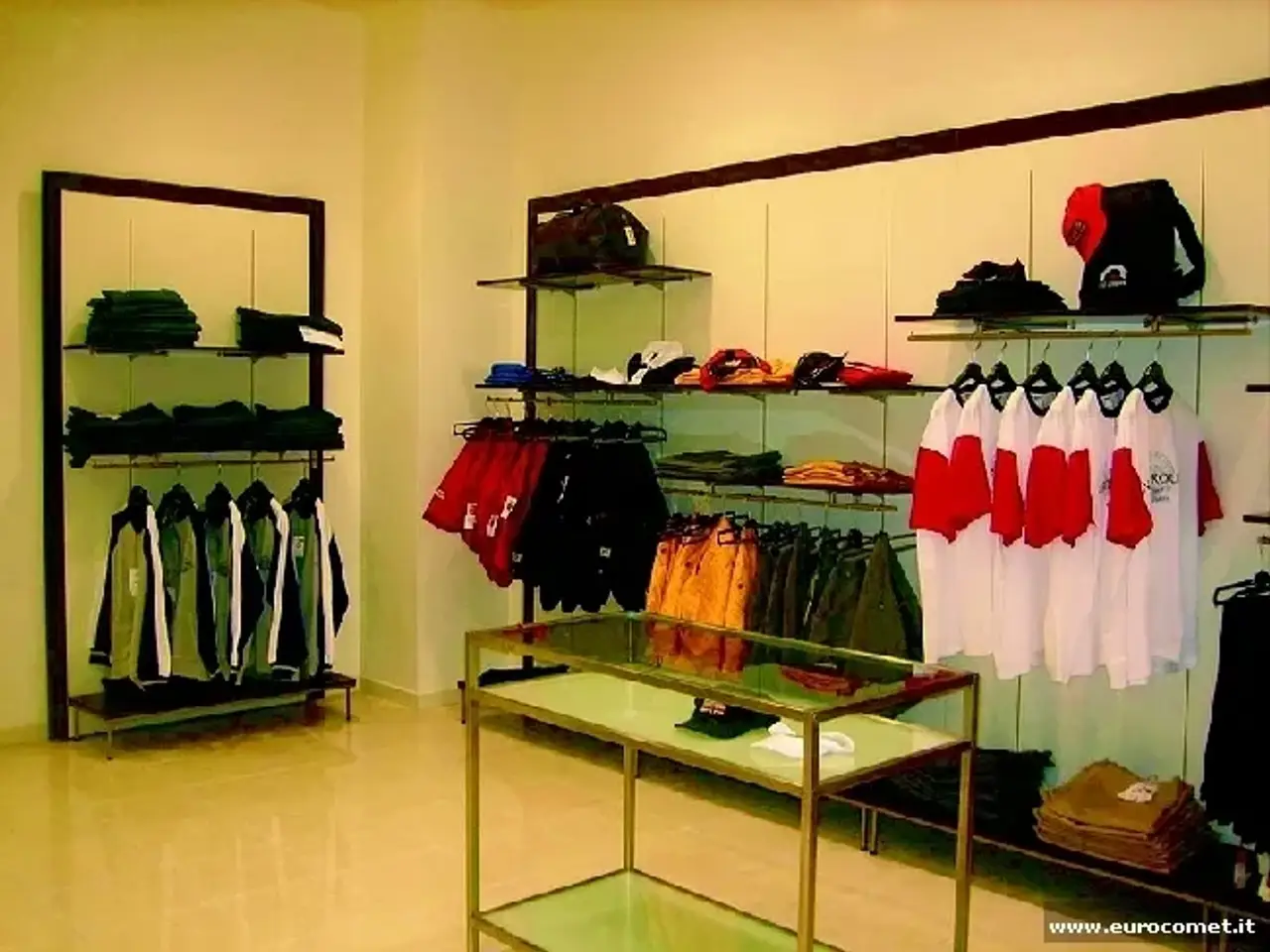 Abbigliamento in Via Santa Croce, Lucca, {3} - Foto 2