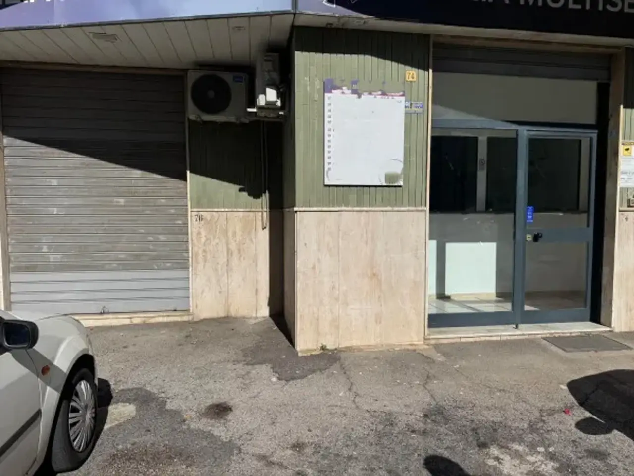 Negozio in Via San Giacomo 33, Pollena Trocchia, {3} - Foto 1