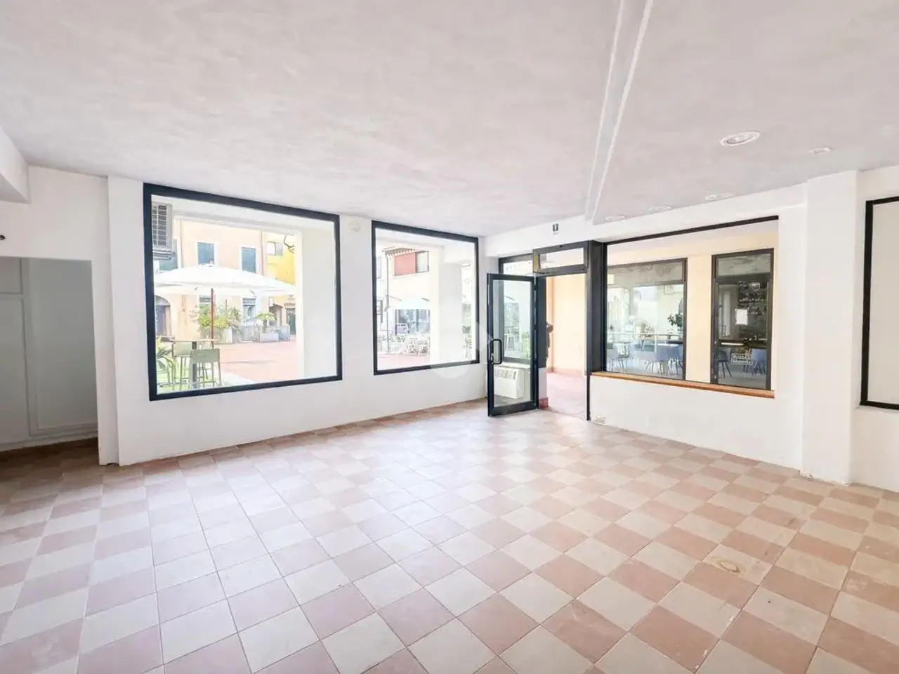 Negozio in Piazza Giorgione 53, Castelfranco Veneto, {3} - Foto 1