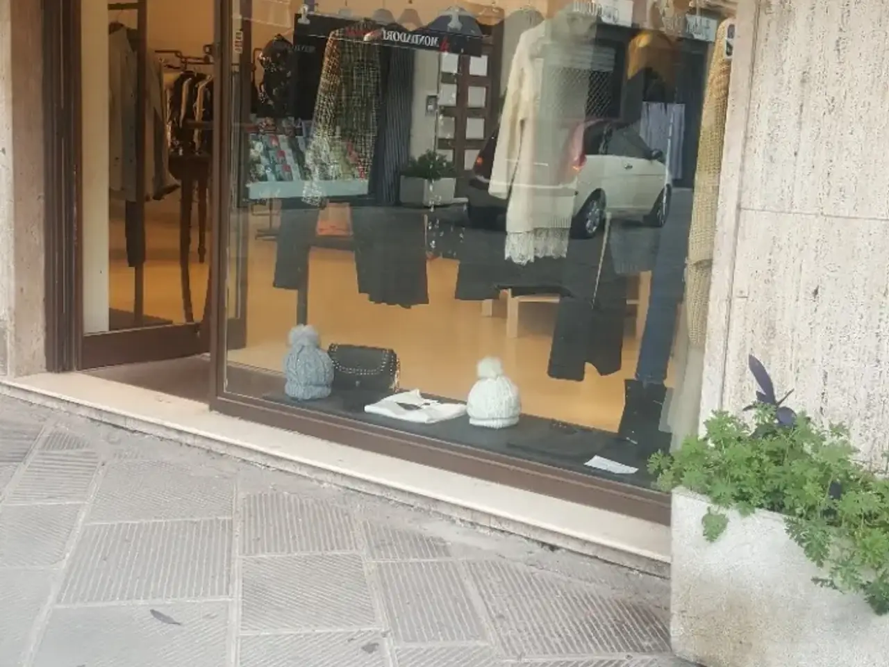 Abbigliamento in , Massa, {3} - Foto 1