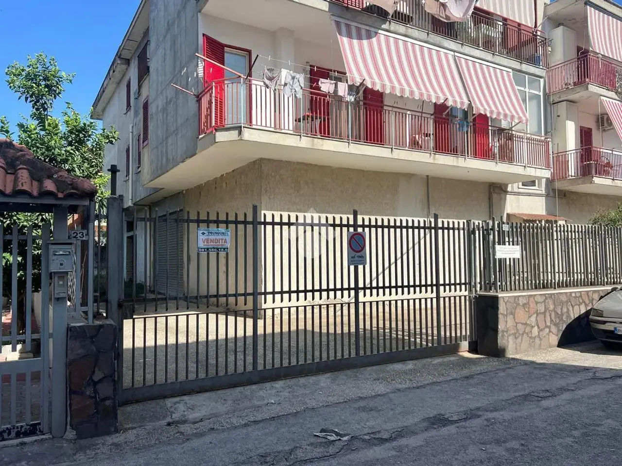Magazzino in Viale Michelangelo 22, Calvizzano, {3} - Foto 1