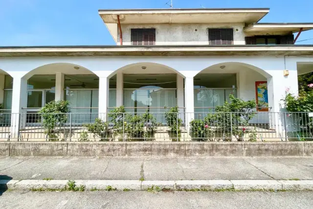 Palazzina commerciale in Via Pietro Maroncelli, Gallarate - Foto 1