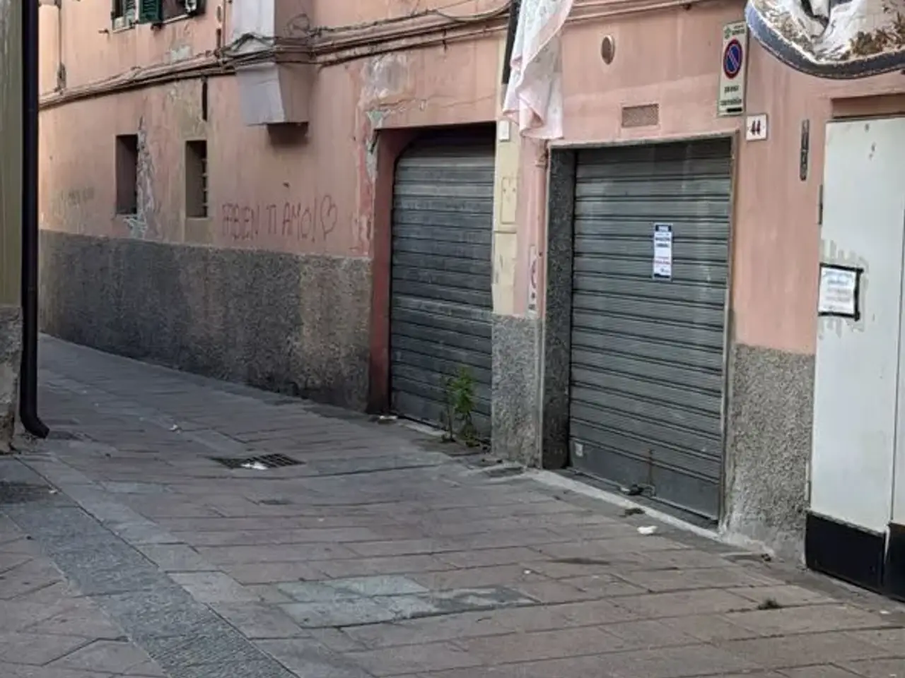 Parcheggio chiuso in Via Piccone 44r, Genova, {3} - Foto 2