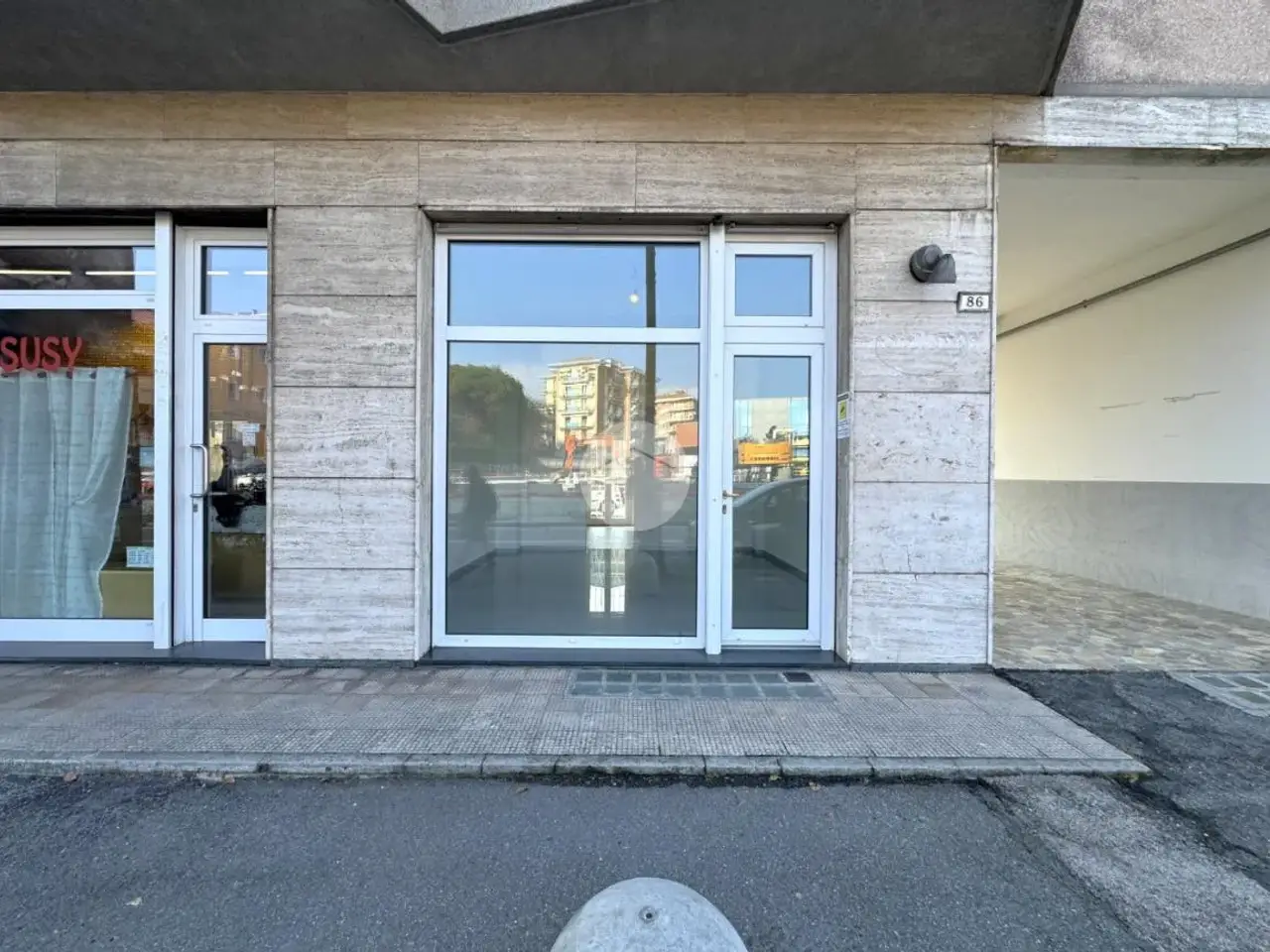 Negozio in Corso Vercelli 86, Ivrea, {3} - Foto 1