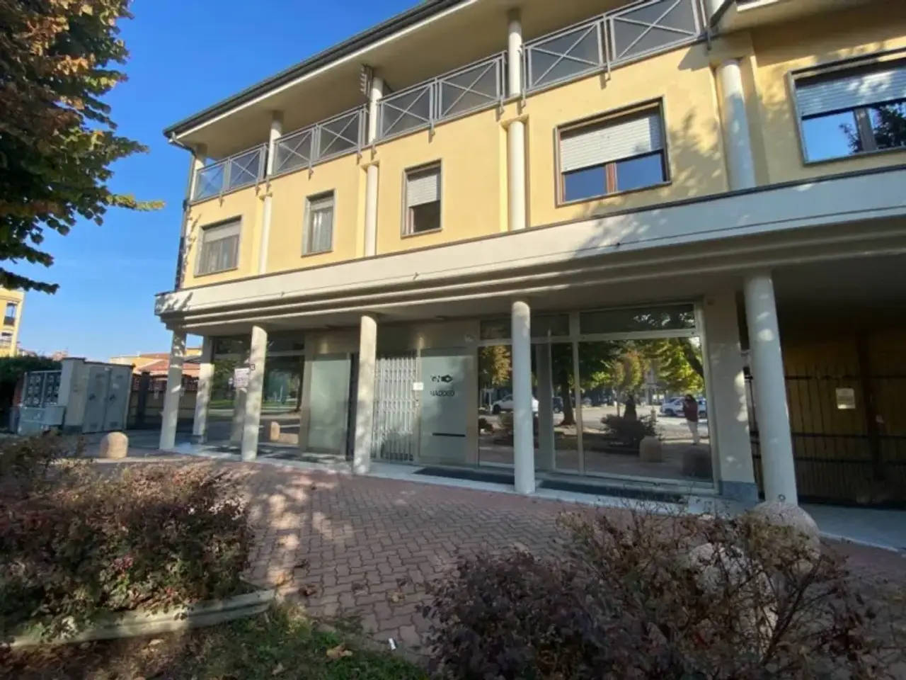 Negozio in Piazza Quattro Martiri, Carmagnola, Carmagnola, {3} - Foto 1