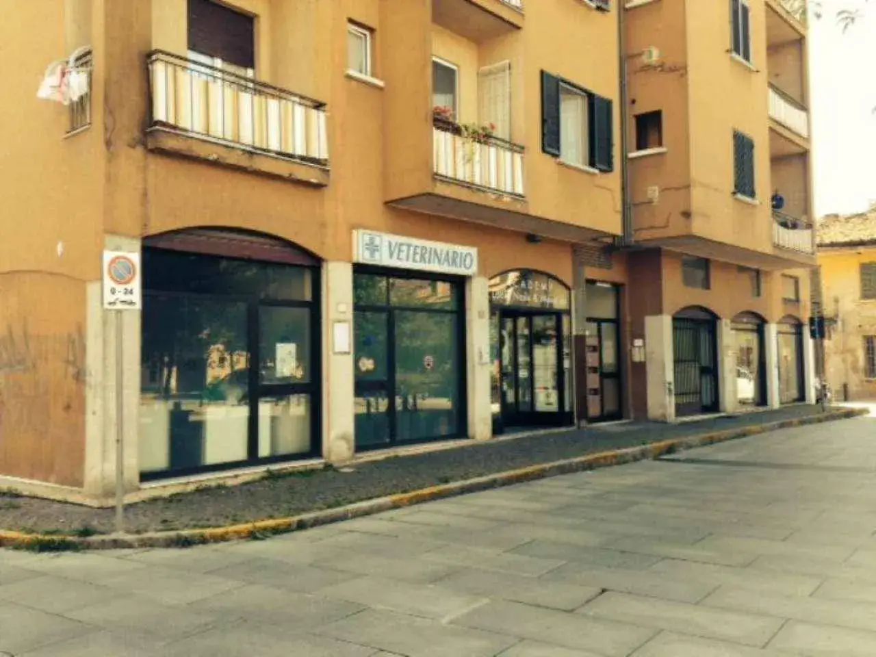 Locale commerciale in Piazza Generale Perrucchetti 36, Cassano D'Adda, {3} - Foto 1