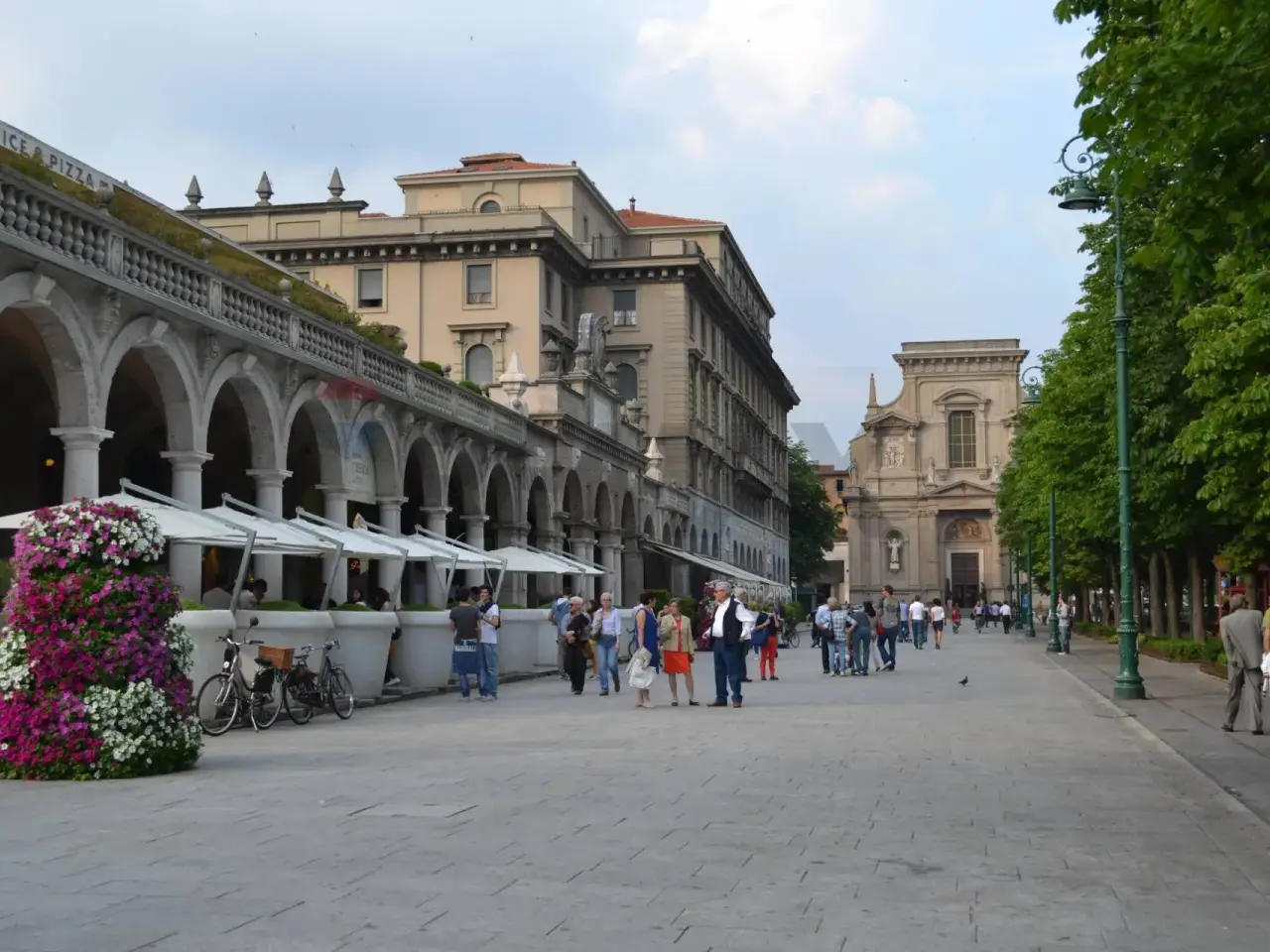 Esercizio commerciale in Viale Vittorio Emanuele II 11, Bergamo, {3} - Foto 1