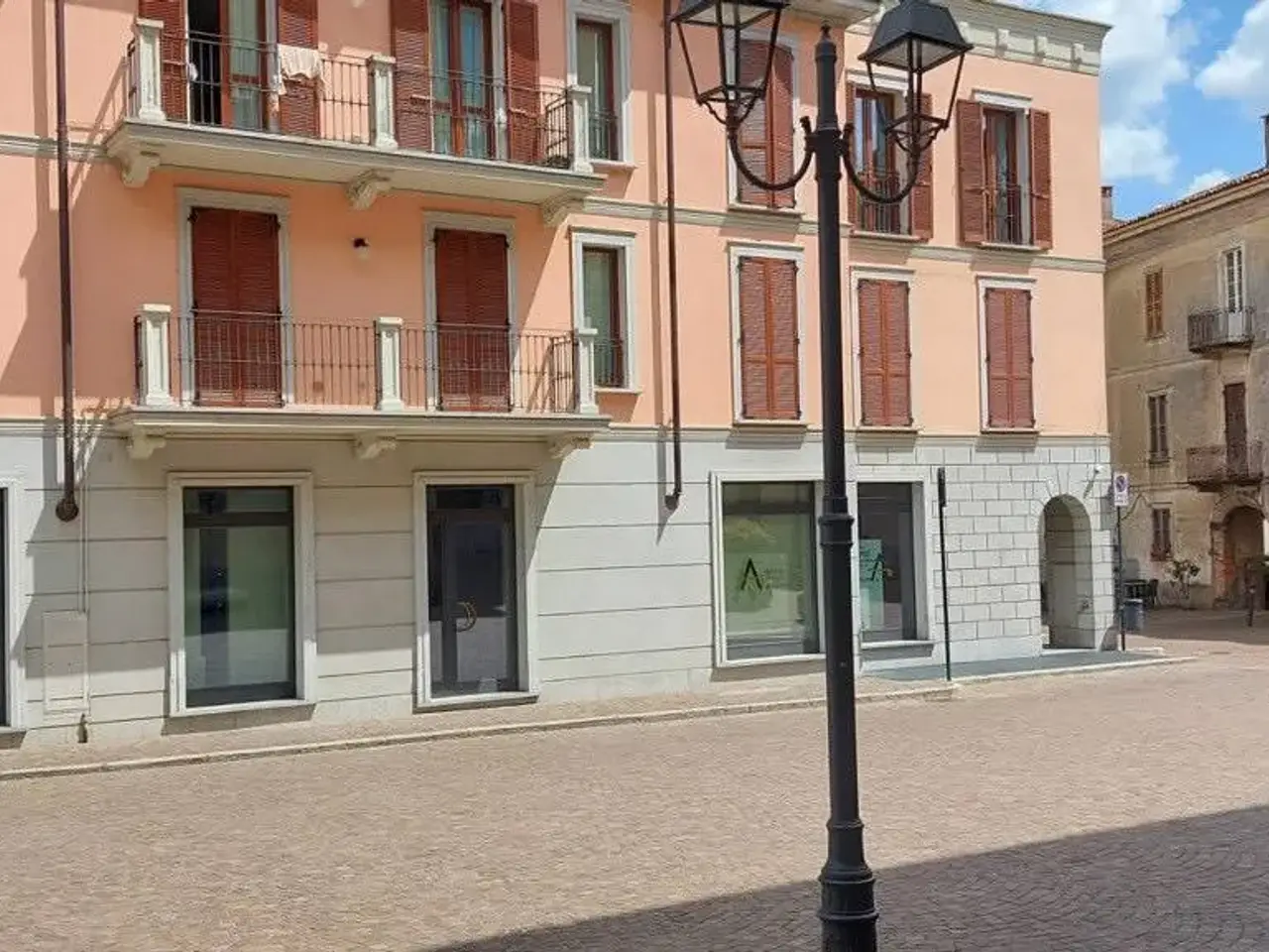 Locale commerciale in Piazza San Graziano, Arona, Arona, {3} - Foto 1
