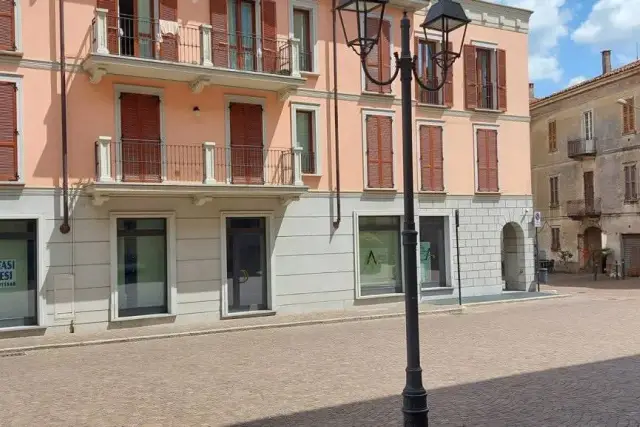 Negozio in Piazza San Graziano, Arona - Foto 1