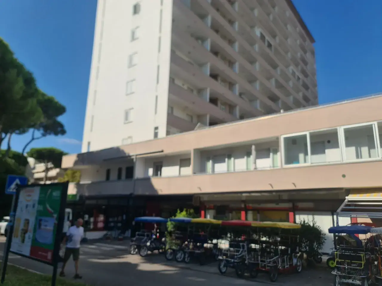 Esercizio commerciale in Viale dei Pini, Comacchio, {3} - Foto 1