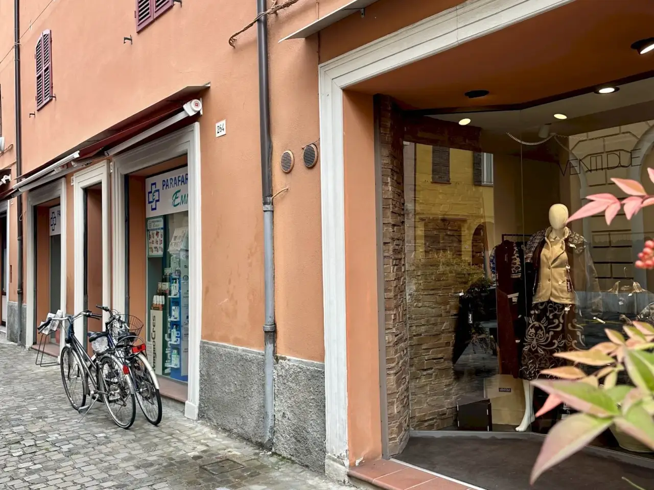 Locale commerciale in Via Emilia 266, Imola, {3} - Foto 1