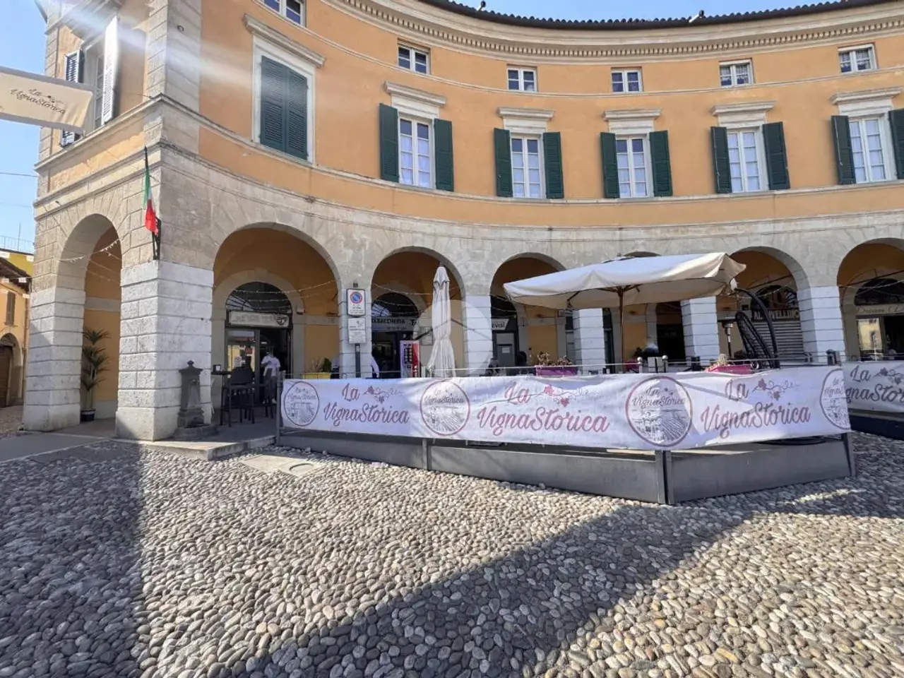 Negozio in Piazza Cavour 20, Rovato, {3} - Foto 1
