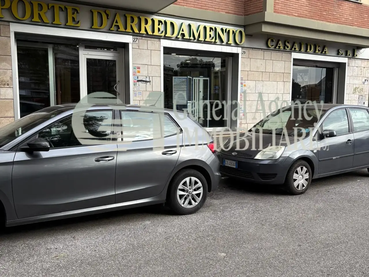 Palazzina commerciale in Via Albano 62, Roma, {3} - Foto 1