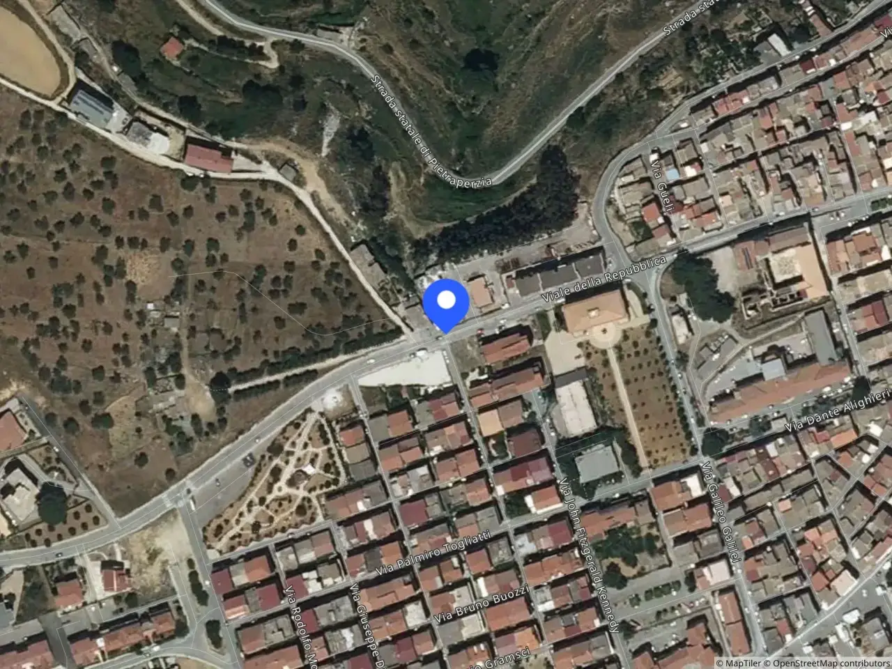 Fabbricato misto in Viale della Repubblica, 93013 Mazzarino CL, Italia 93013, Mazzarino, {3} - Foto 1