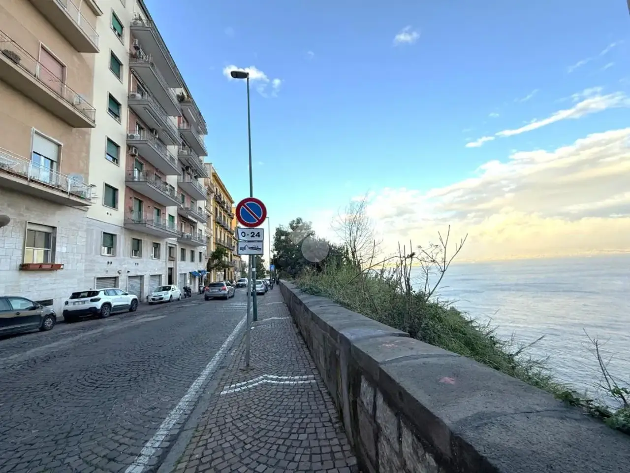 Laboratorio in Via Posillipo 176, Napoli, {3} - Foto 1