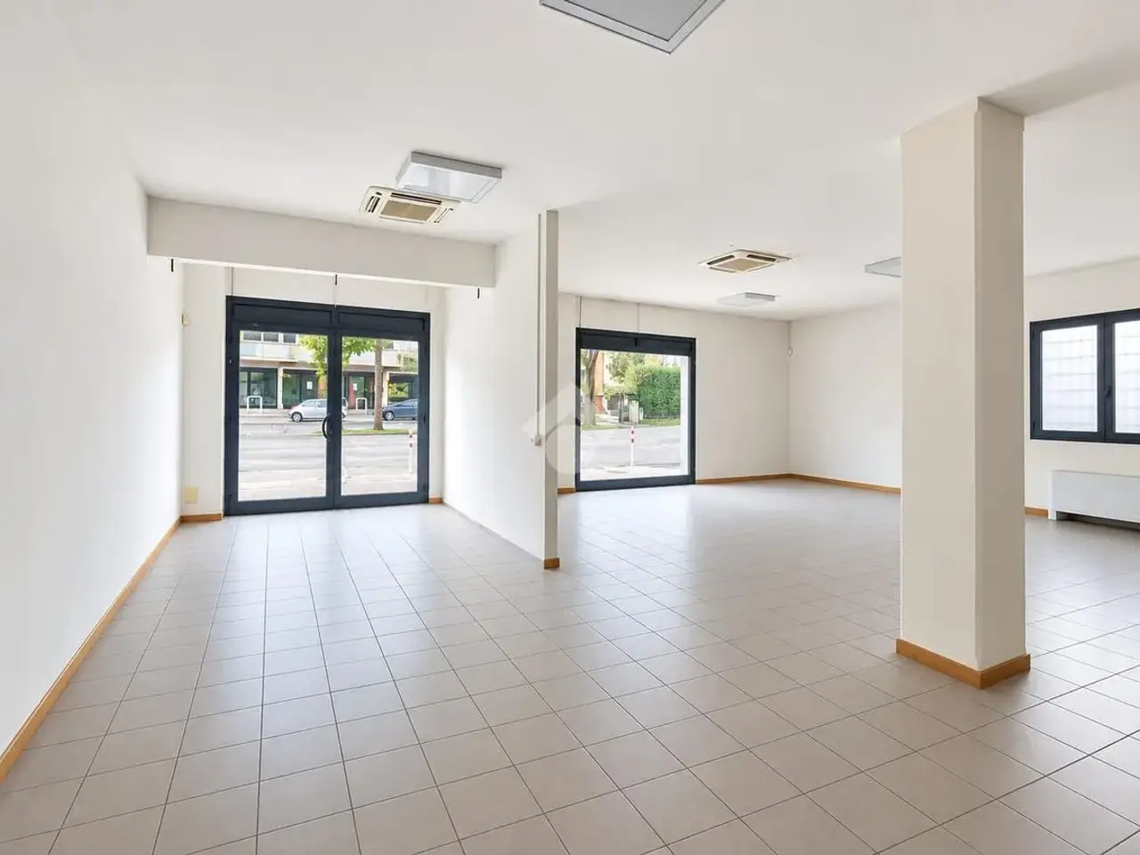 Negozio in Viale della Repubblica 108, Treviso, {3} - Foto 1