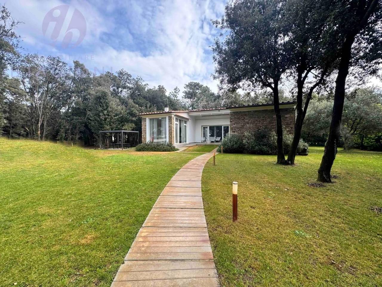 casa indipendente in vendita a Pietrasanta in zona Tonfano