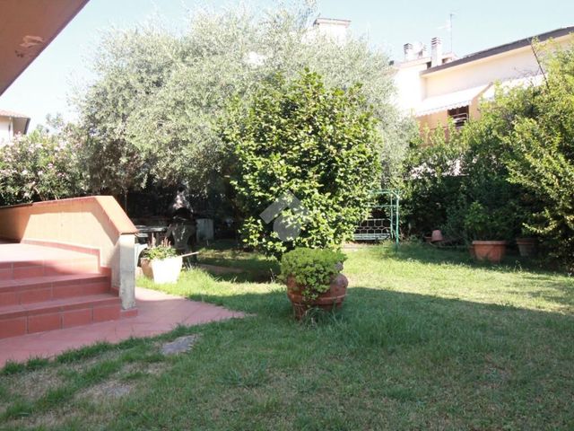 Detached house in Via Tommaso Alva Edison 1, Prato - Photo 1