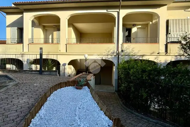 4-room flat in Via Cristoforo Colombo, Quarrata - Photo 1