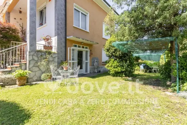 Detached house in Via Giosuè Carducci 4, Gazzada Schianno - Photo 1